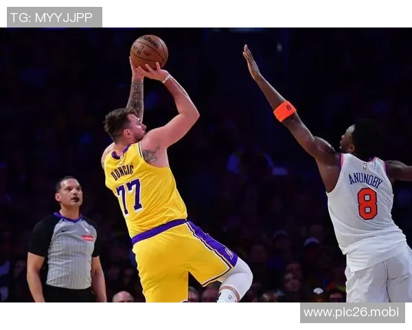 东契奇30+15+8，詹姆斯22分！湖人双星闪耀，却遭尼克斯群殴